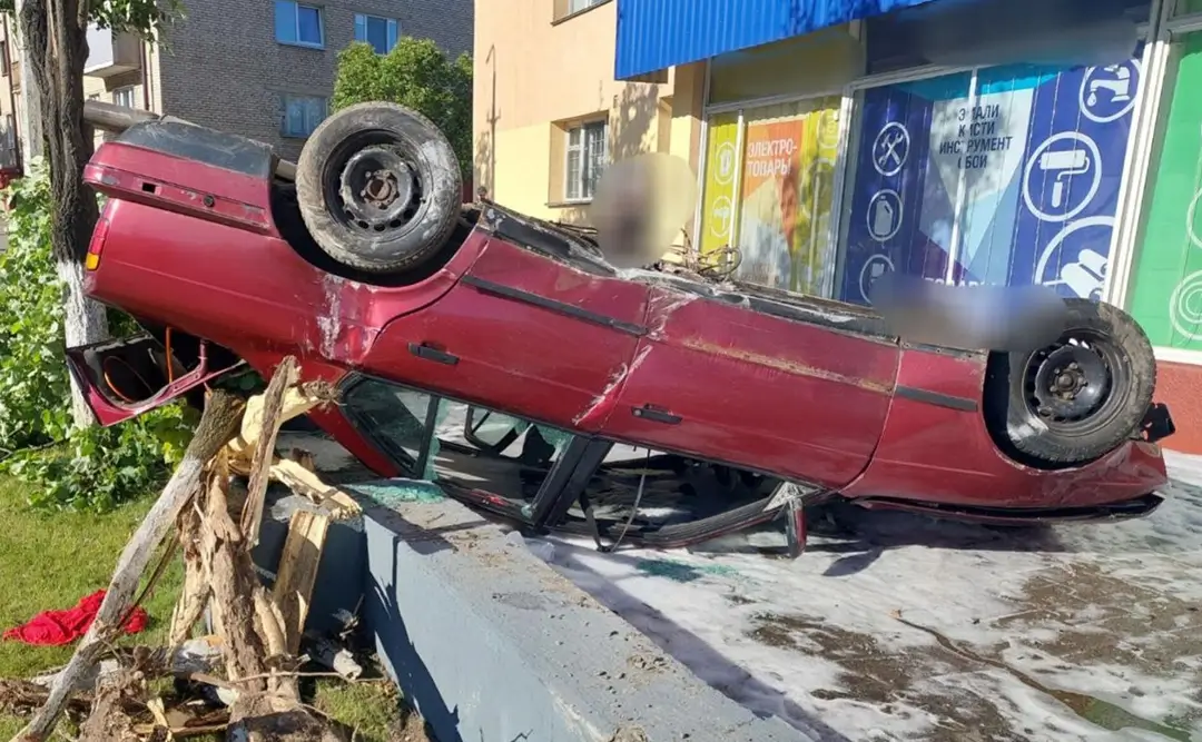 BMW врезался в дерево и опрокинулся на крышу_2