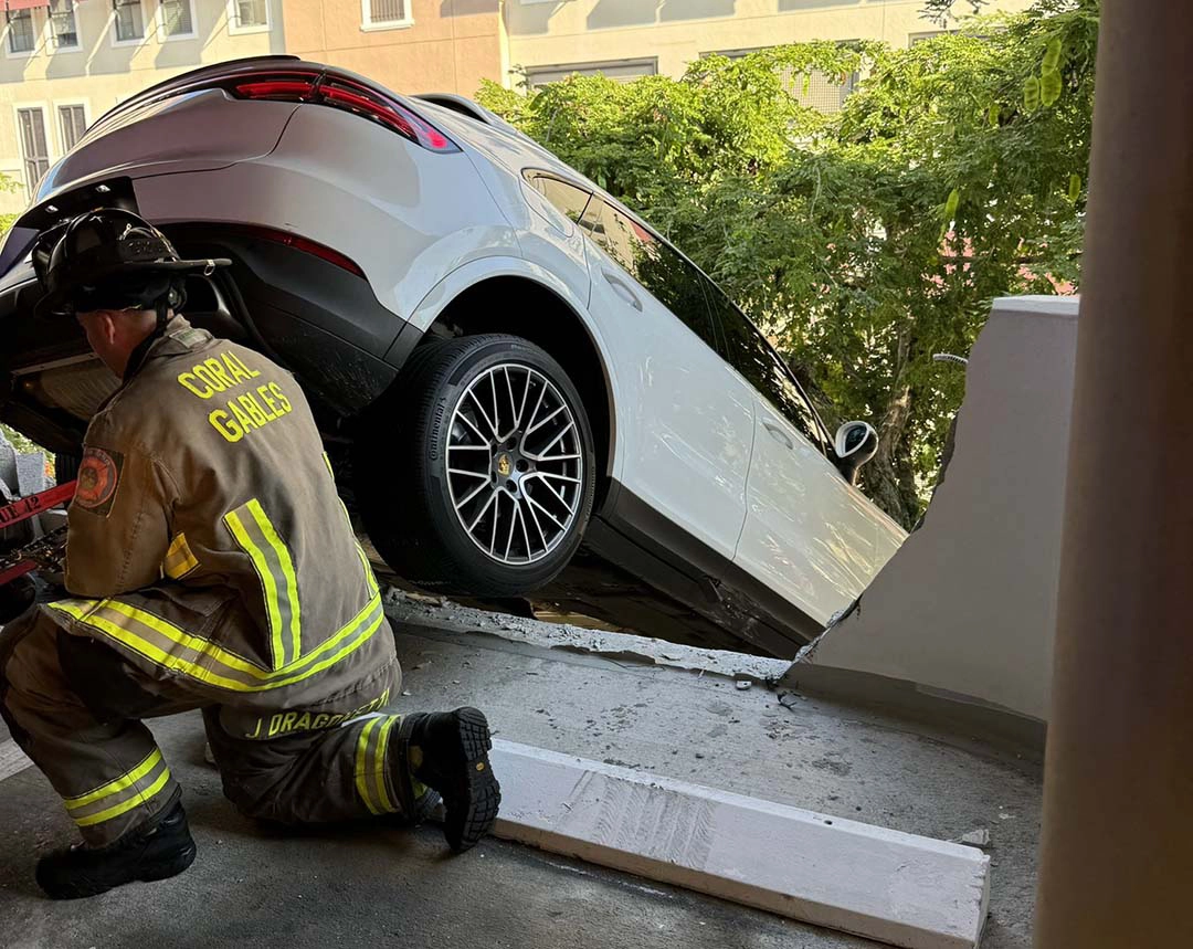 Porsche Cayenne застрял в дереве Porsche Cayenne застрял в дереве_1