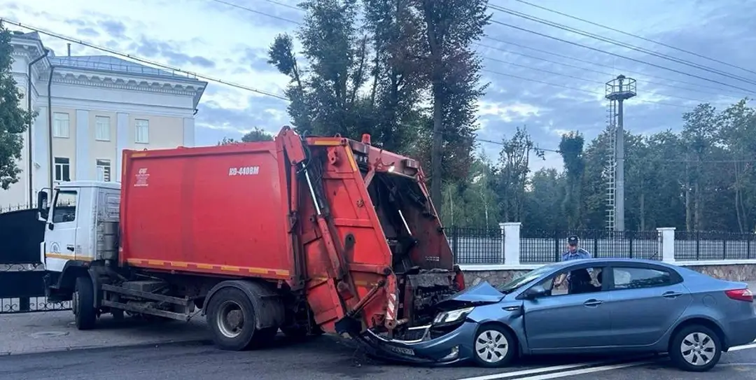 в ДТП с участием мусоровоза пострадали два человека