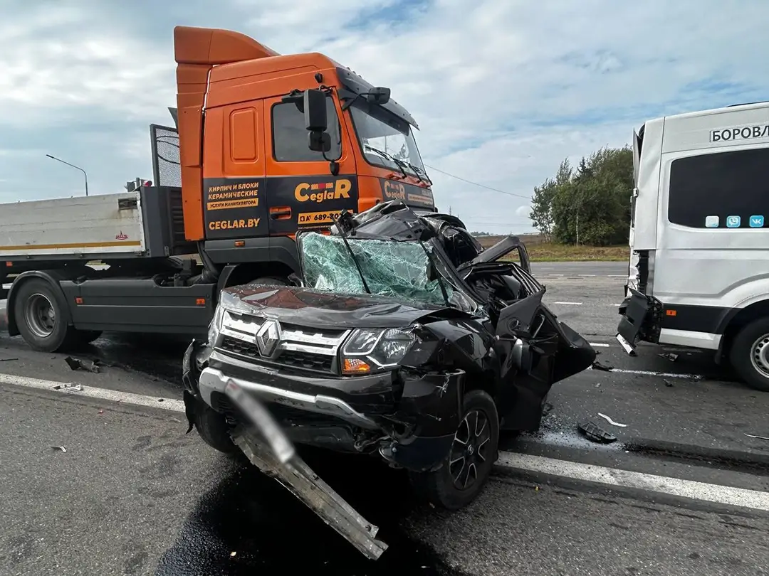"МАЗ" врезался в попутный Renault Duster_1