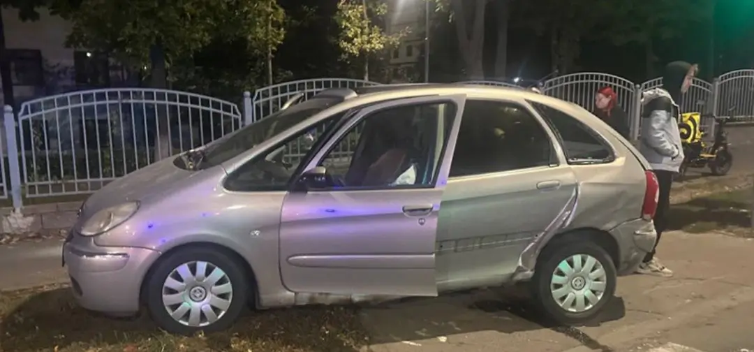 На улице Орловской в Минске опрокинулся на крышу автомобиль в Минске опрокинулся на крышу автомобиль_1