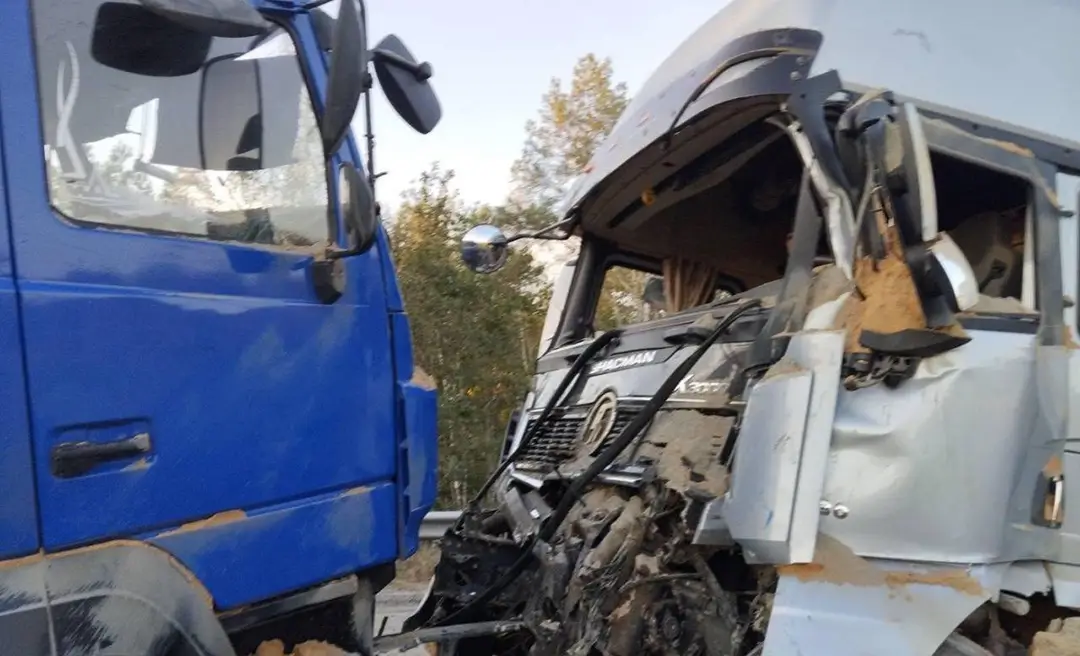 столкнулись грузовики Shacman и МАЗ
