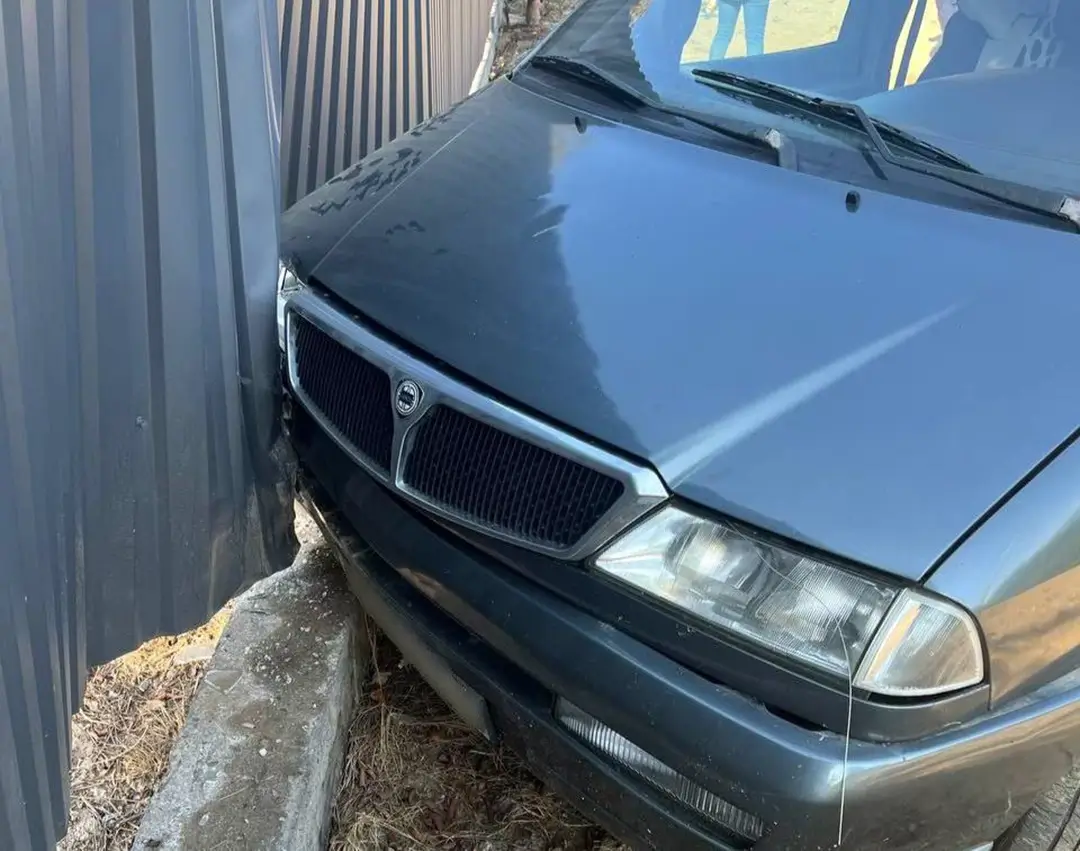 водитель Lancia сбил пешехода и врезался в забор