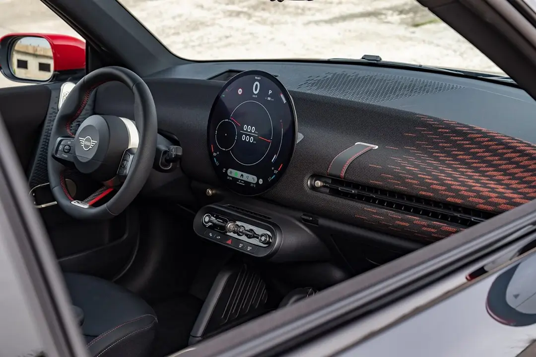 новые электрические модели от John Cooper Works Mini представил две новые электрические модели от John Cooper Works