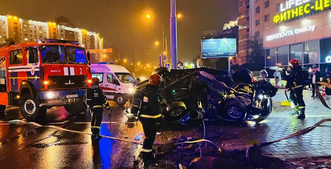 В Минске после наезда на светофор перевернулся автомобиль Toyota В Минске после наезда на светофор перевернулся автомобиль Toyota