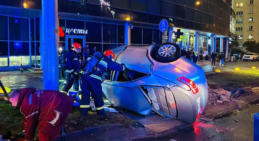 В Минске после наезда на светофор перевернулся автомобиль Toyota В Минске после наезда на светофор перевернулся автомобиль Toyota