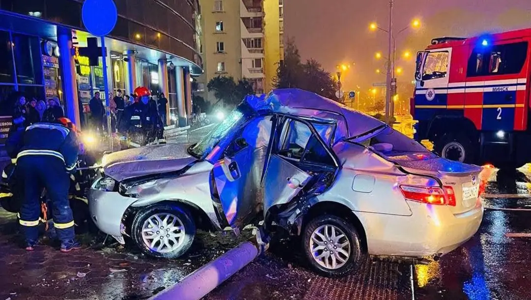 В Минске после наезда на светофор перевернулся автомобиль Toyota_2