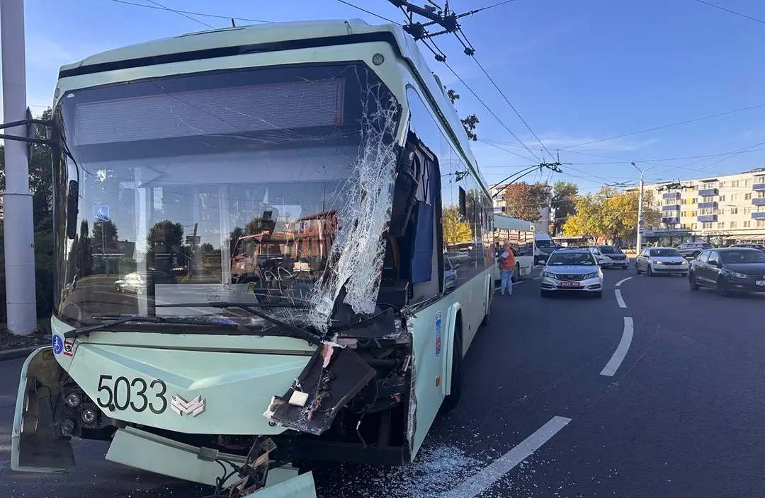 На площади Ванеева в Минске столкнулись троллейбус и фура На площади Ванеева столкнулись троллейбус и фура_1