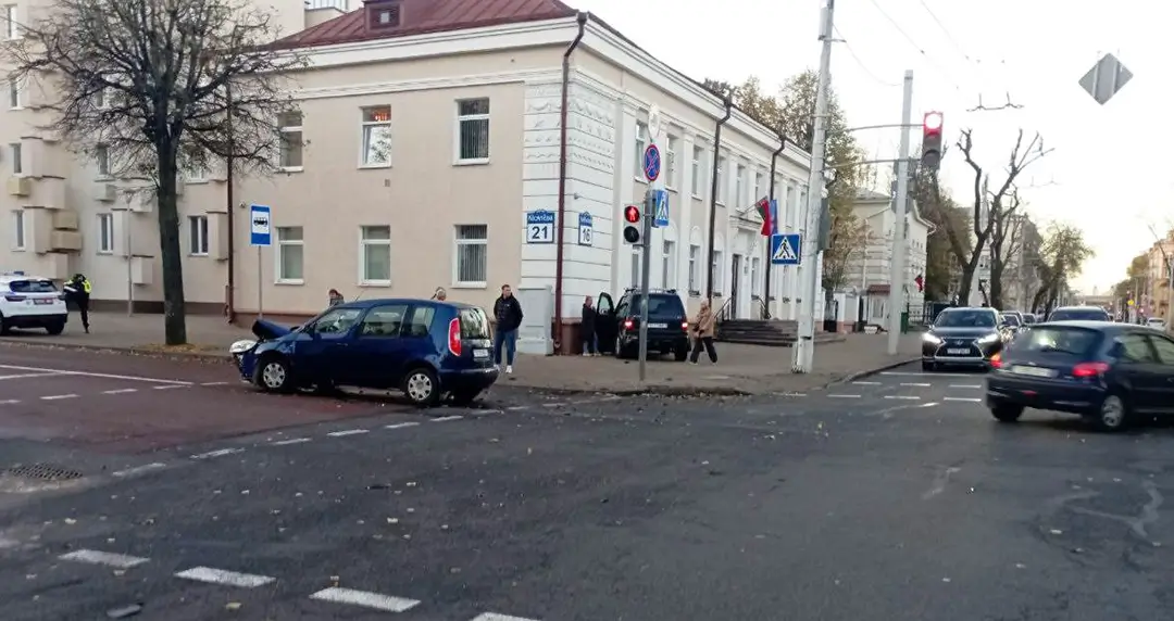 из-за ДТП Mercedes оказался на тротуаре