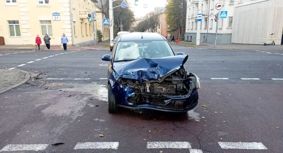 из-за ДТП Mercedes оказался на тротуаре_1