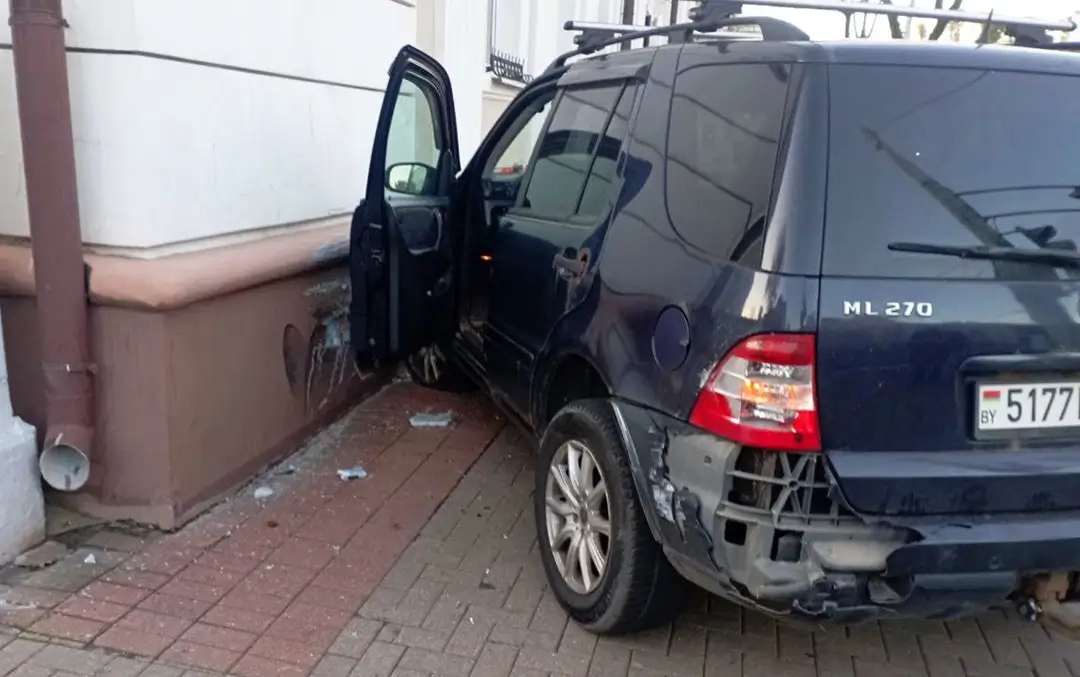 из-за ДТП Mercedes оказался на тротуаре_2