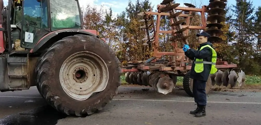 В Щучинском районе после столкновения с трактором погиб водитель Renault Вблизи деревни Гурнофель погиб 73-летний водитель.