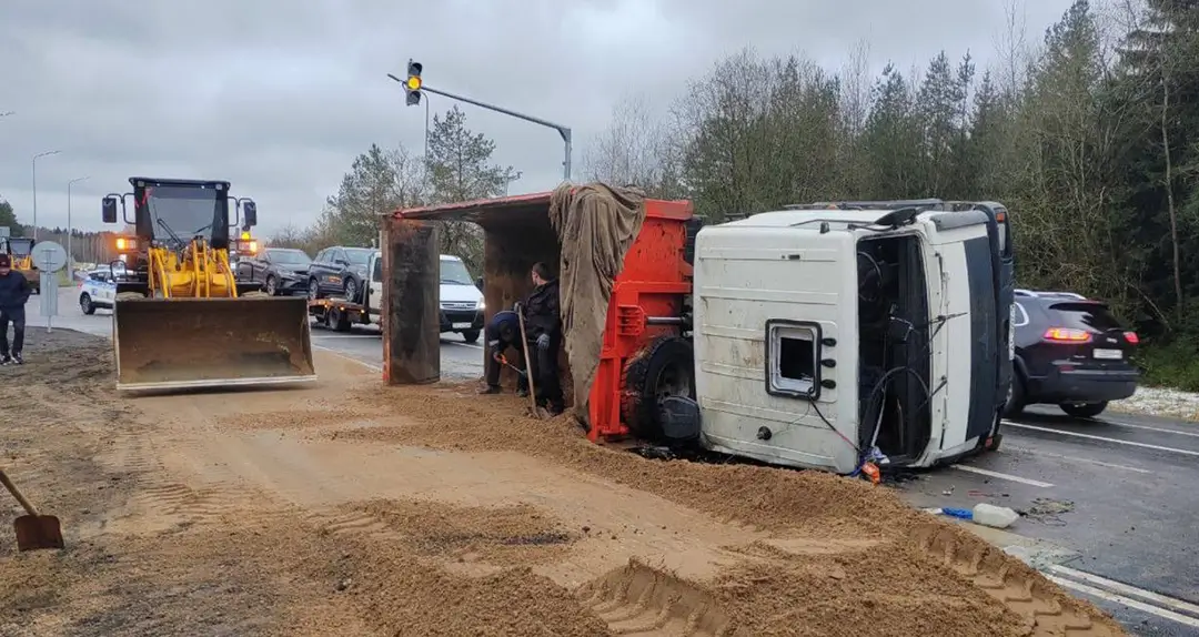 На Заславском шоссе опрокинулся грузовой автомобиль_2