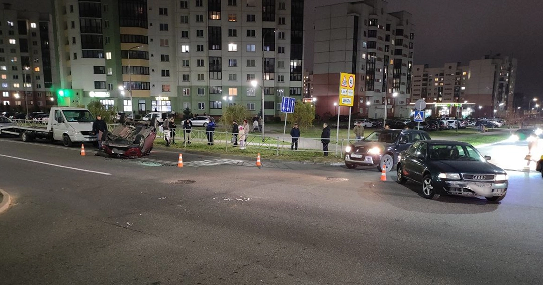 В Гродно опрокинулся на крышу автомобиль Renault В Гродно опрокинулся на крышу автомобиль Renault
