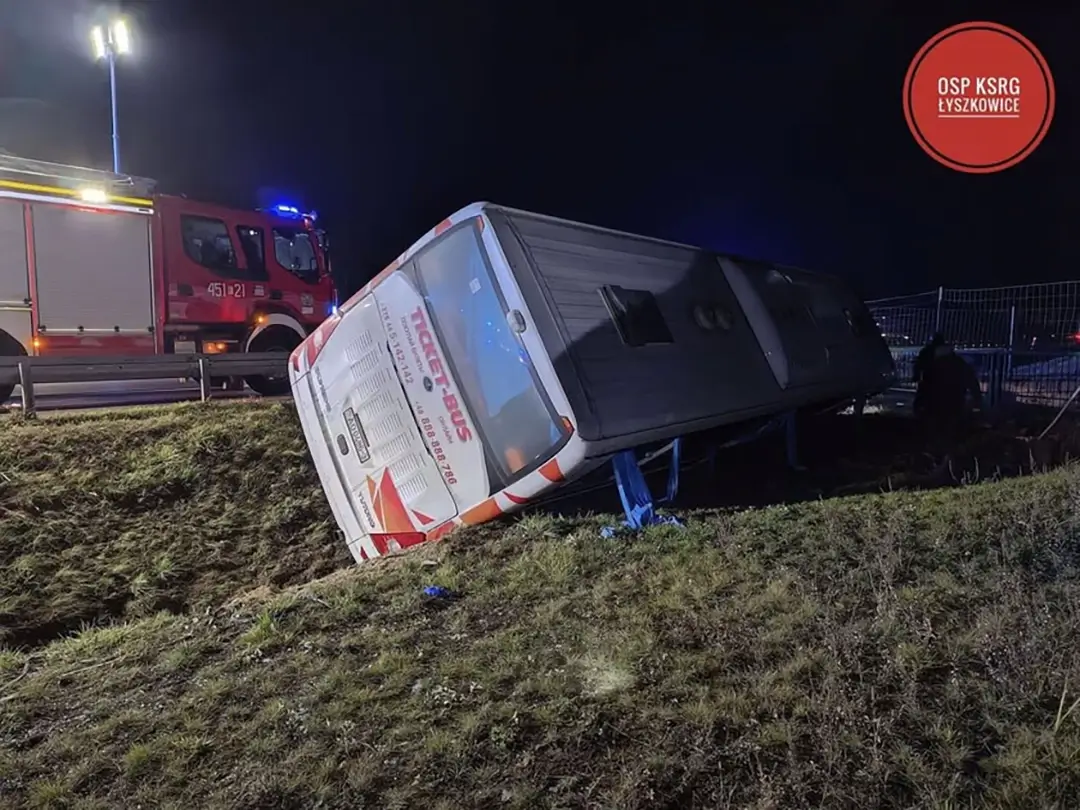 В Польше опрокинулся в кювет белорусский автобус В Польше опрокинулся в кювет белорусский автобус