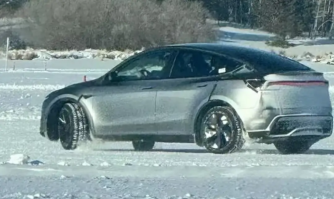 Рестайлинговая Tesla Model Y была замечена без камуфляжа_1