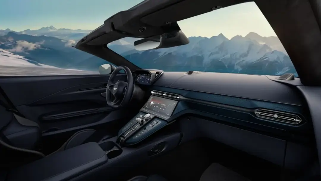 Компания Aston Martin представила Vantage Roadster Компания Aston Martin представила Vantage Roadster_3