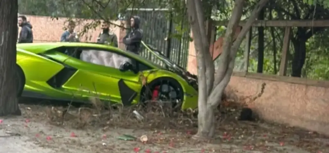 Сотрудник разбил новенький Lamborghini Revuelto_1