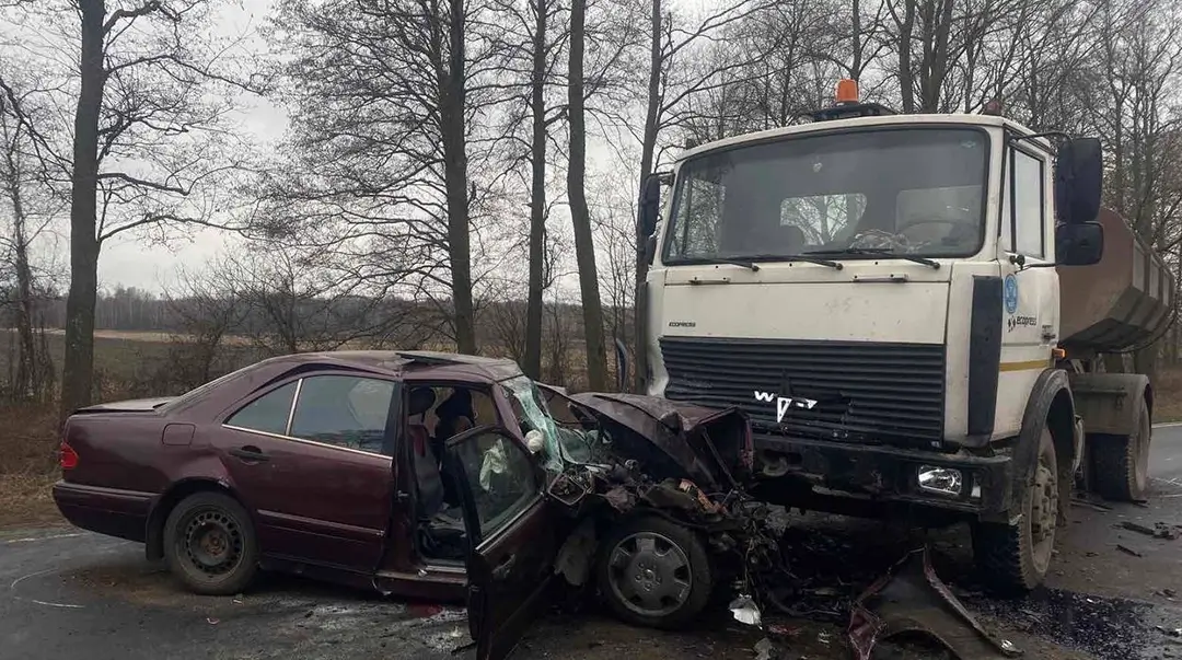 Mercedes выехал на встречку и столкнулся с "МАЗом"