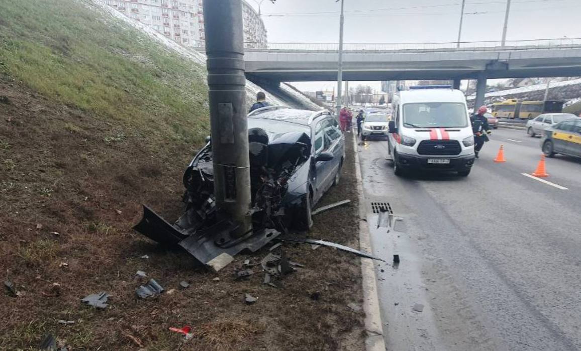 Водитель не справился с управлением и врезался в осветительную мачту