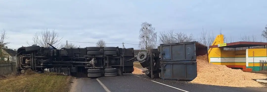 В Пружанском районе опрокинулся на бок грузовик