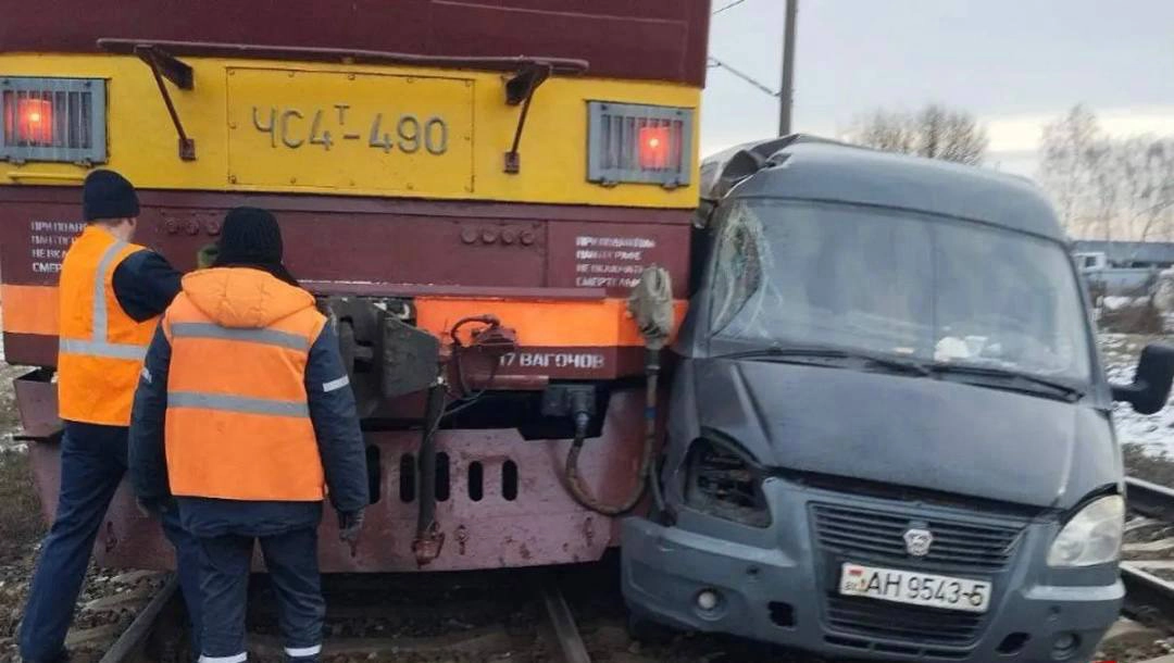 поезд столкнулся с "ГАЗелью"
