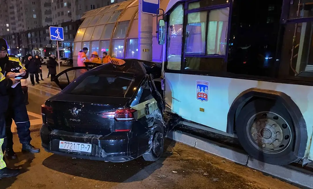 В ДТП с троллейбусом пострадала пассажирка легкового автомобиля