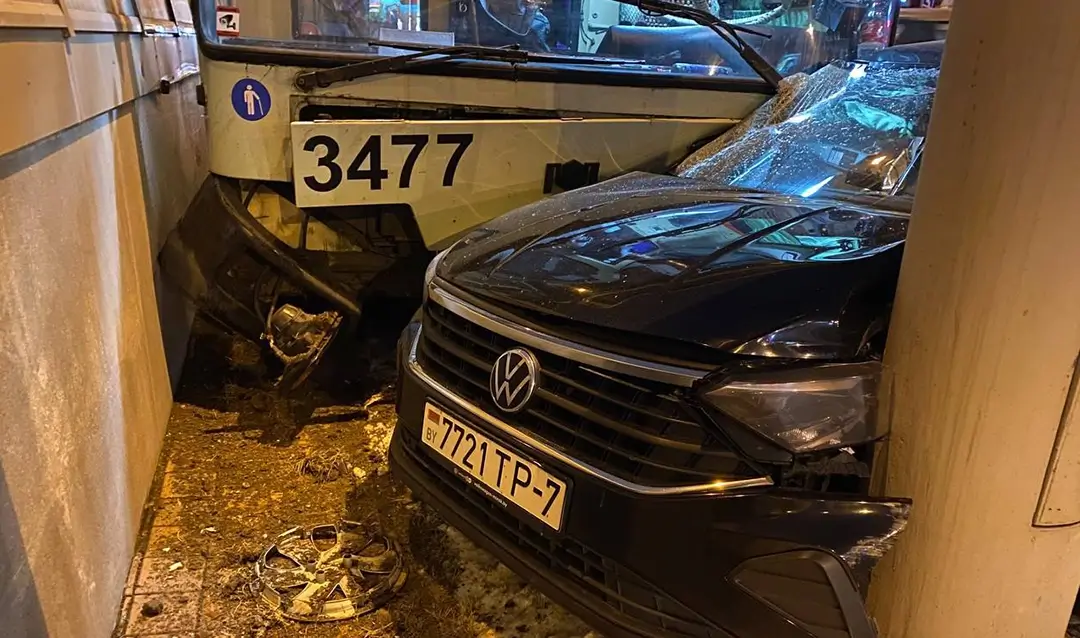 В ДТП с троллейбусом пострадала пассажирка легкового автомобиля В ДТП с троллейбусом пострадала пассажирка легкового автомобиля_1