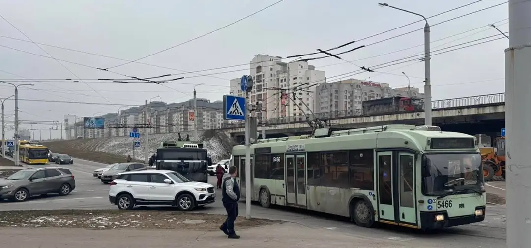 троллейбус сбил двух работников дорожной службы_1