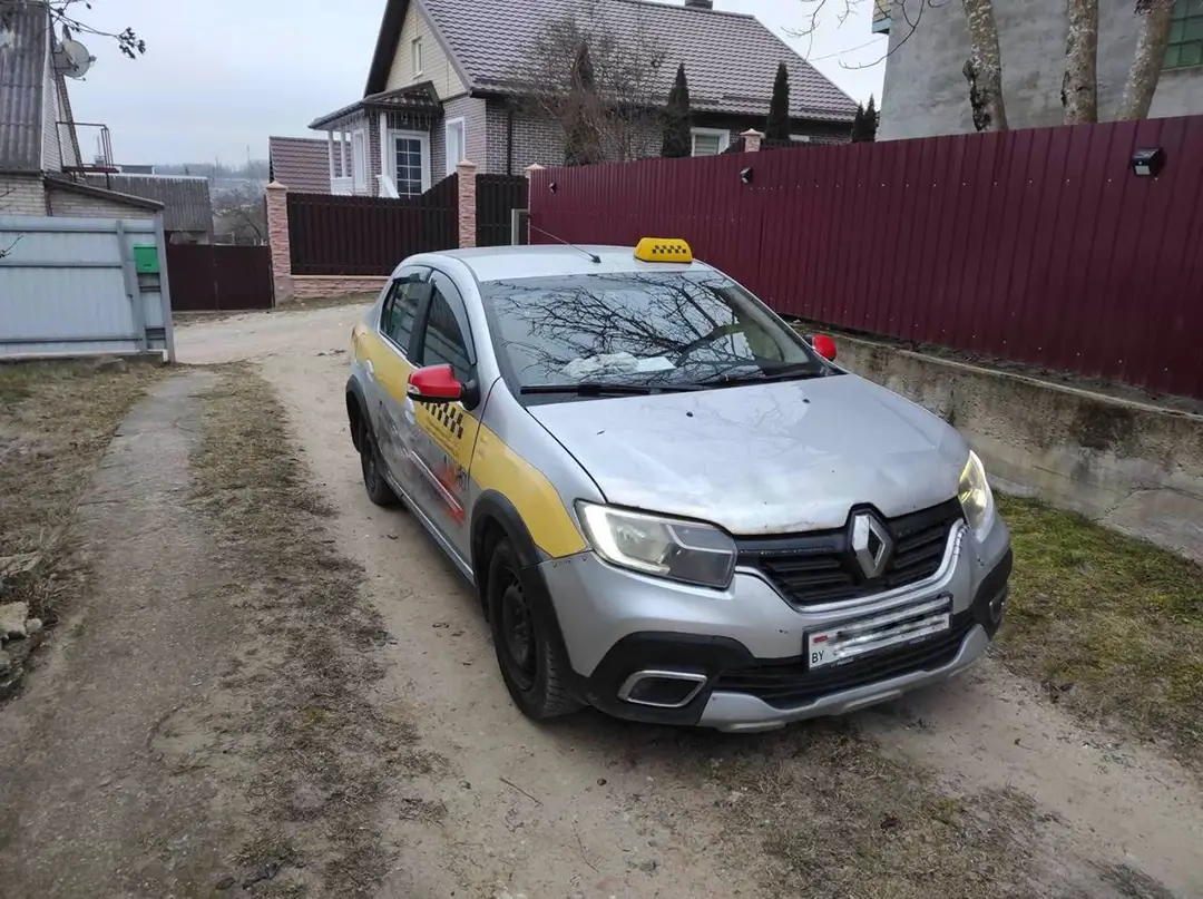 В Волковыске пьяный мужчина пробил ножом насквозь капот такси пьяный мужчина повредил ножом такси_1