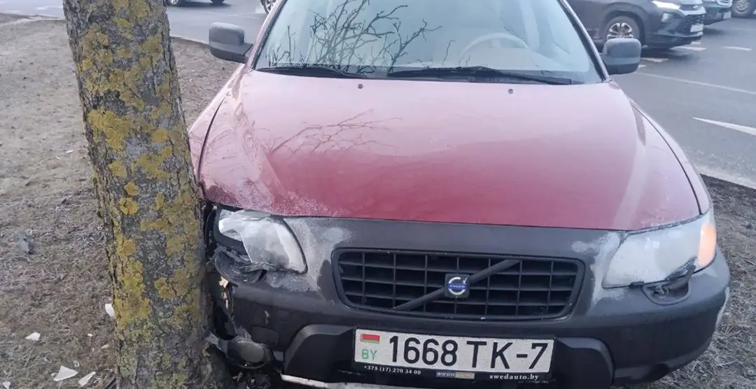 В Минске водитель Volvo съехал с проезжей части и врезался в дерево Volvo съехал с проезжей части и врезался в дерево _1