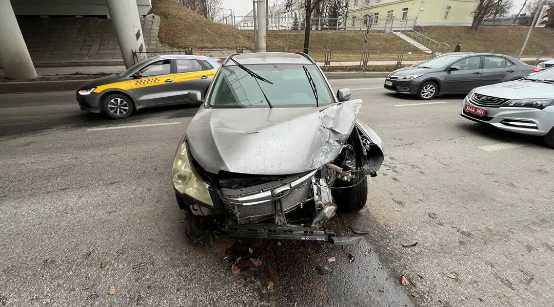 водитель Subaru врезался в опору моста_2