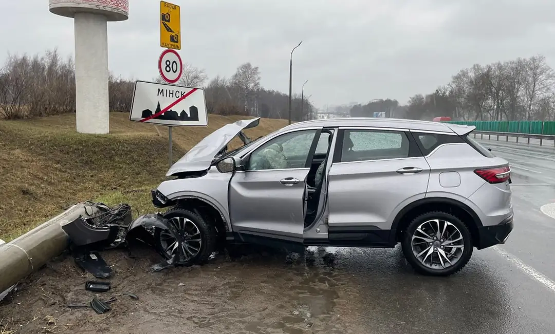 Водитель Geely сбил осветительную мачту в Минске_1