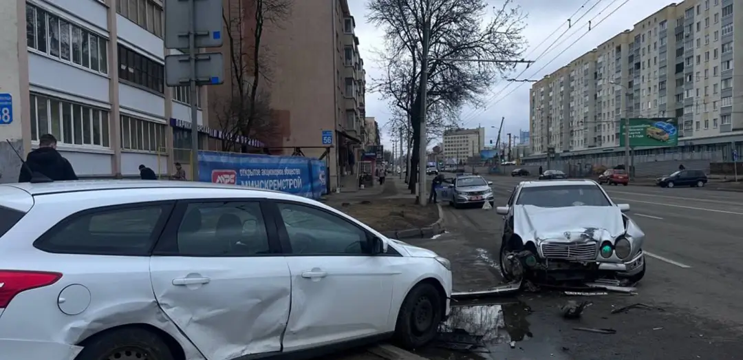 На улице Богдановича в Минске столкнулись Mercedes и Ford.