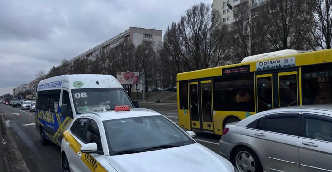 в Минске водитель маршрутки врезался в такси_1