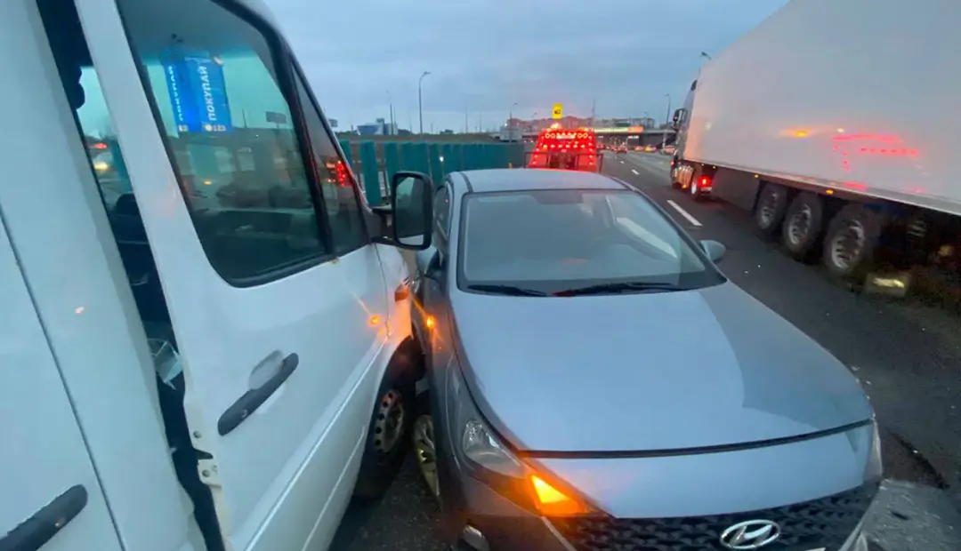 На МКАД водитель Shacman при перестроении столкнулся с Hyundai_2