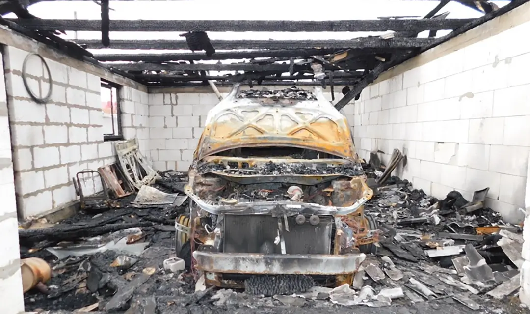 В Пружанах в гараже сгорел оставленный для ремонта автомобиль В Пружанах в гараже сгорел оставленный для ремонта автомобиль_1