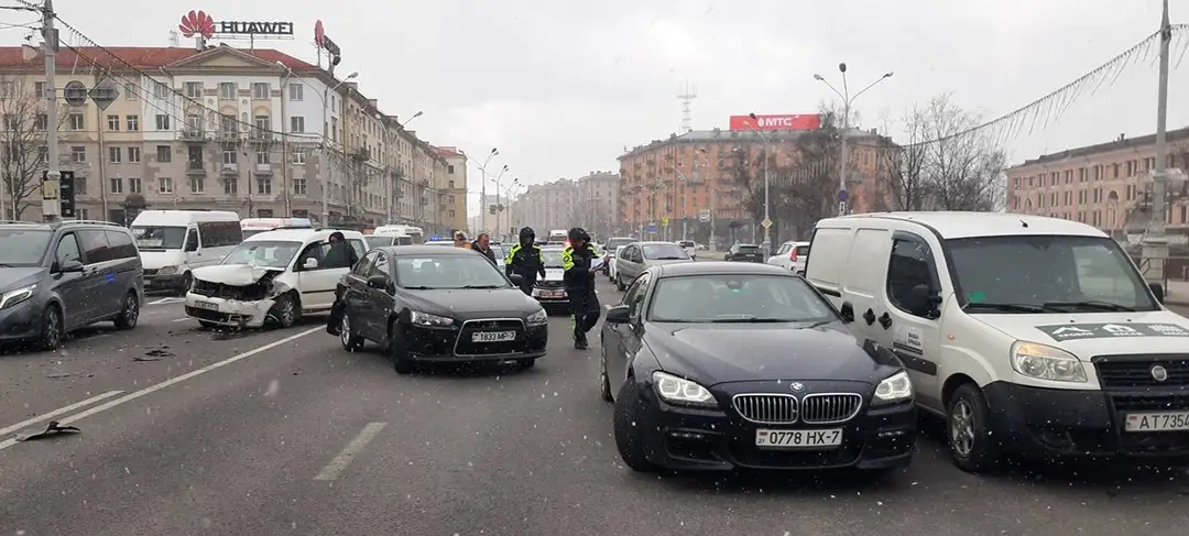 На проспекте Независимости в Минске столкнулись 4 автомобиля_1