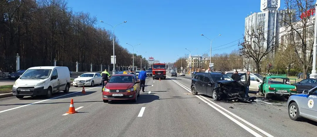 Volkswagen Polo устроил массовое ДТП на пр.Независимости Водитель Volkswagen Polo устроил массовое ДТП на пр.Независимости_2