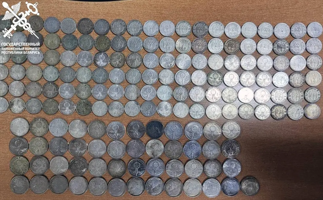 Белоруска не задекларировала 296 серебряных монет