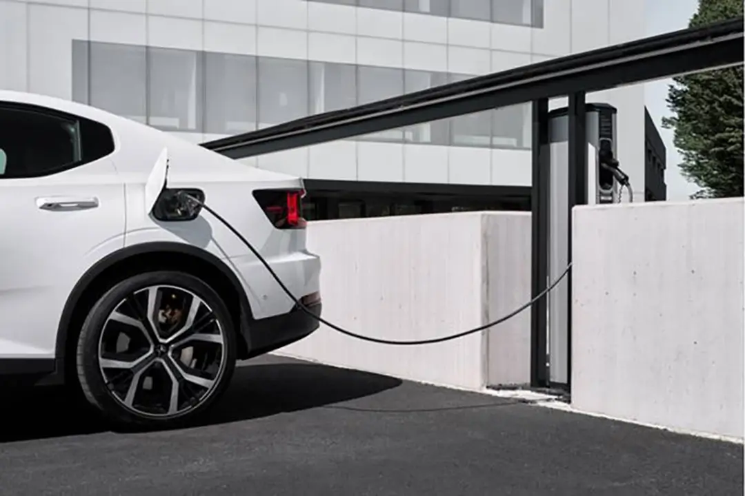 заряжающийся электромобиль