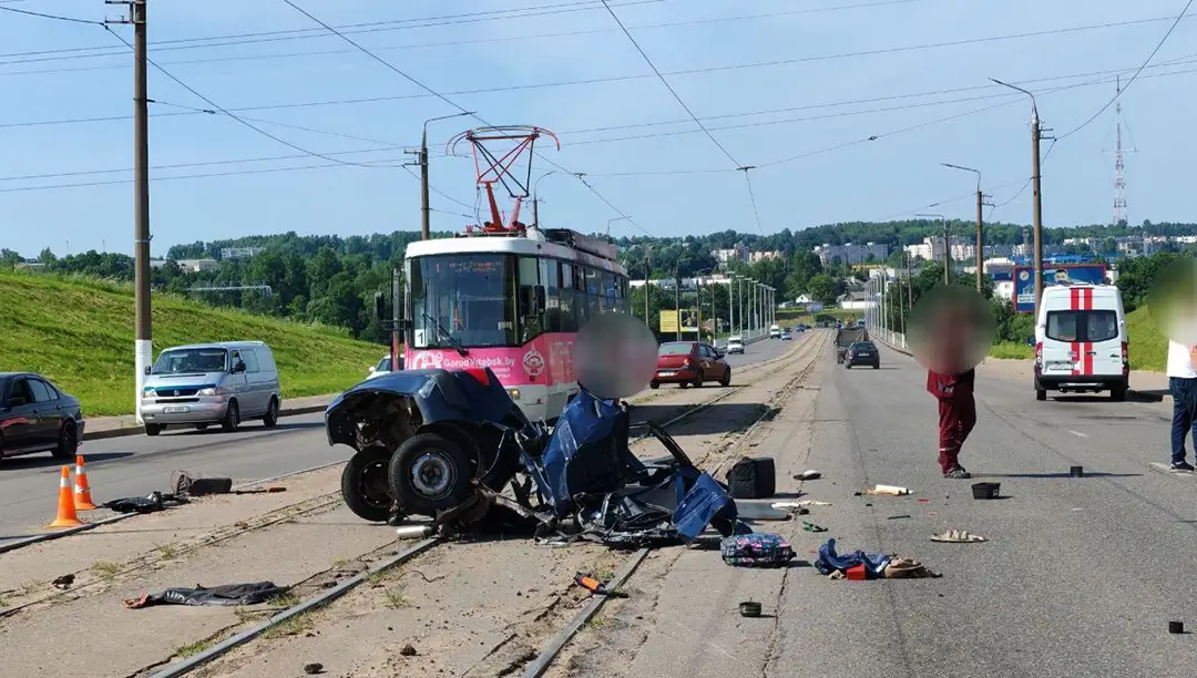 В Витебске Citroen врезался в столб. Погибла пассажирка В Витебске Citroen врезался в столб