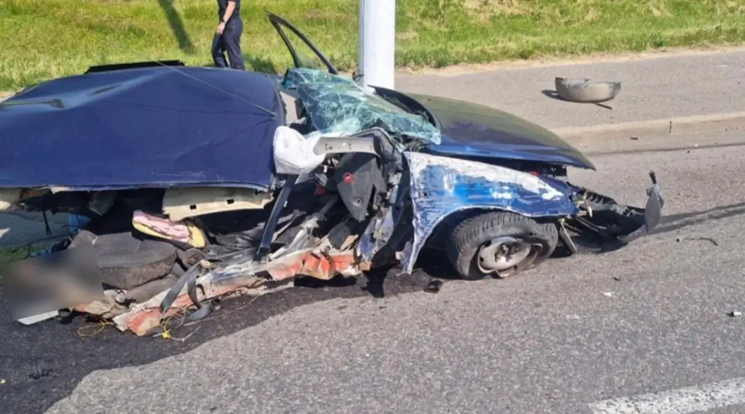 В Витебске Citroen врезался в столб. Погибла пассажирка В Витебске Citroen врезался в столб 1