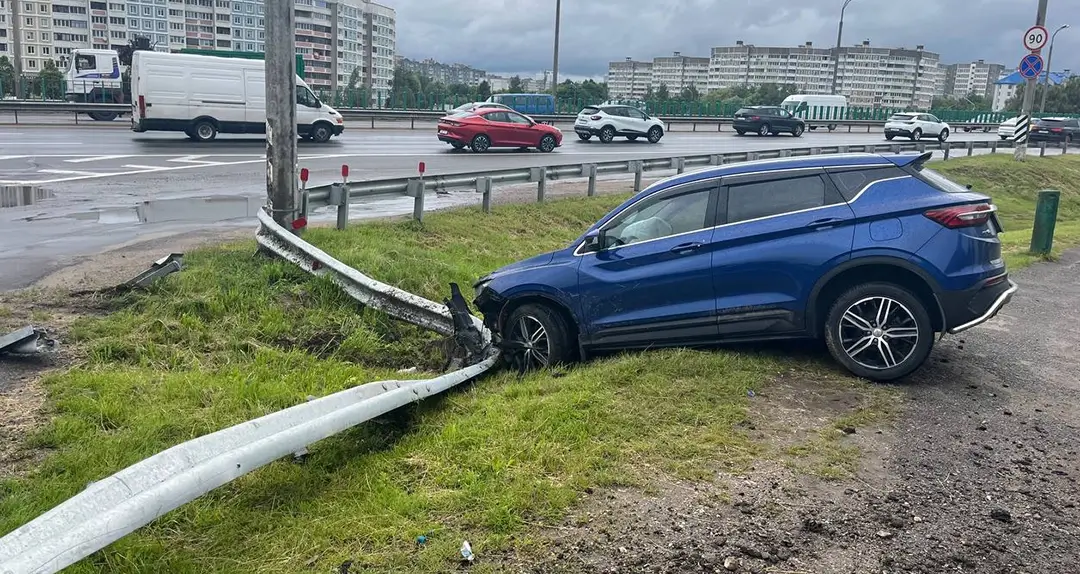 Водитель BELGEE совершил наезд на металлическое ограждение BELGEE совершил наезд на металлическое ограждение_1