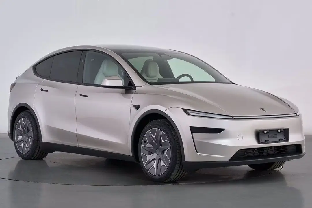 Появились фотографии удлиненной Tesla Model Y