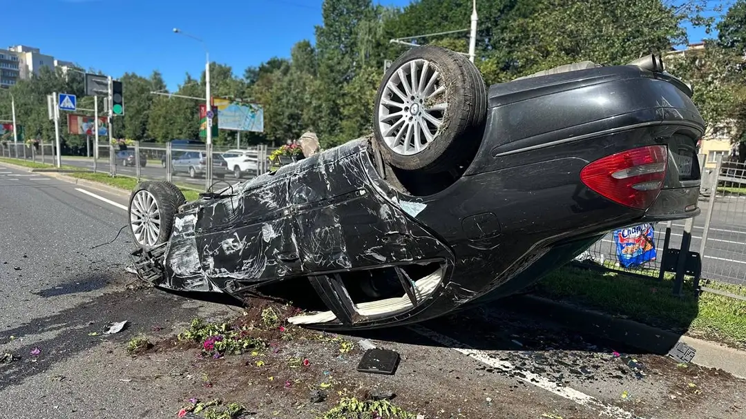 на проспекте Пушкина опрокинулся Mercedes