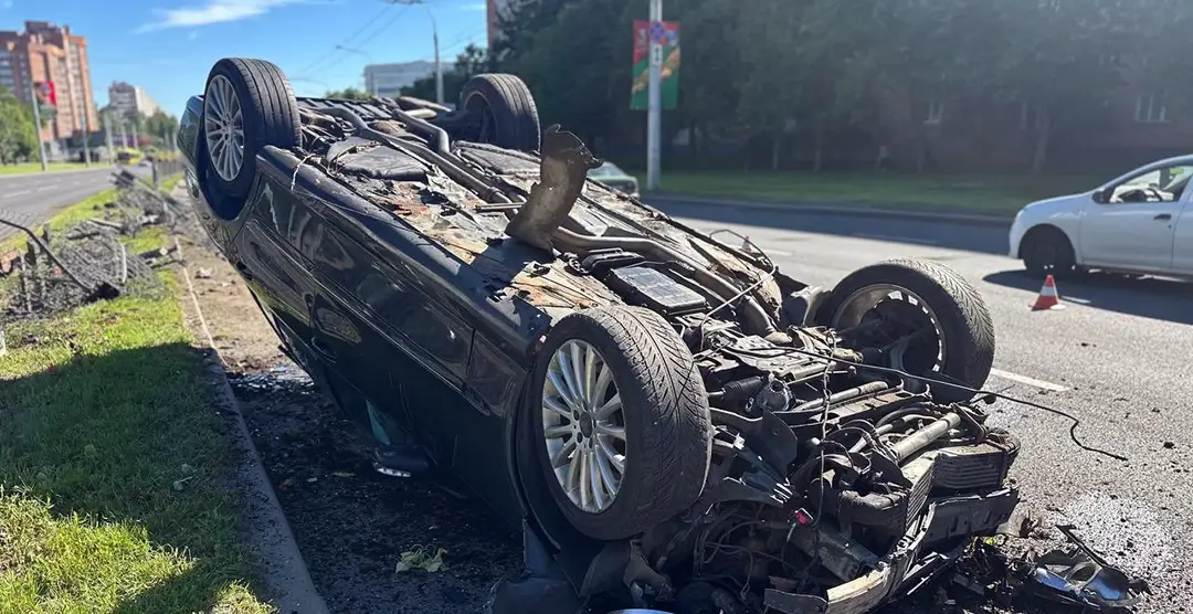 на проспекте Пушкина опрокинулся Mercedes_2