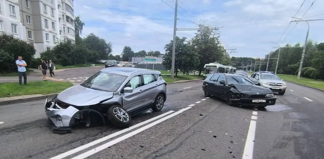 В Минске водитель Belgee не уступила дорогу BMW_1