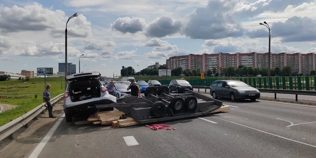 На МКАД опрокинулся прицеп
