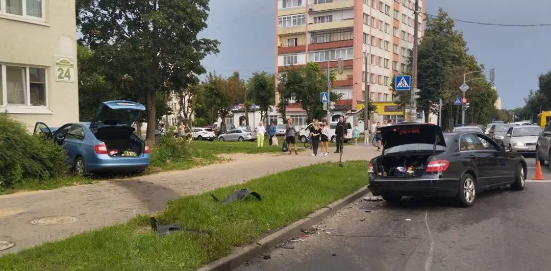 Из-за невнимательности водителя Mercedes в фасад здания врезался Skoda в фасад здания врезался Skoda